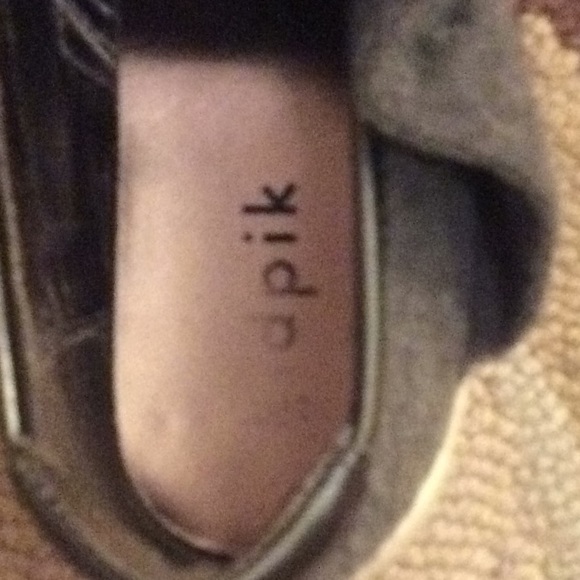 KIDPIK ruffle shoes sz 1 - Picture 2 of 3